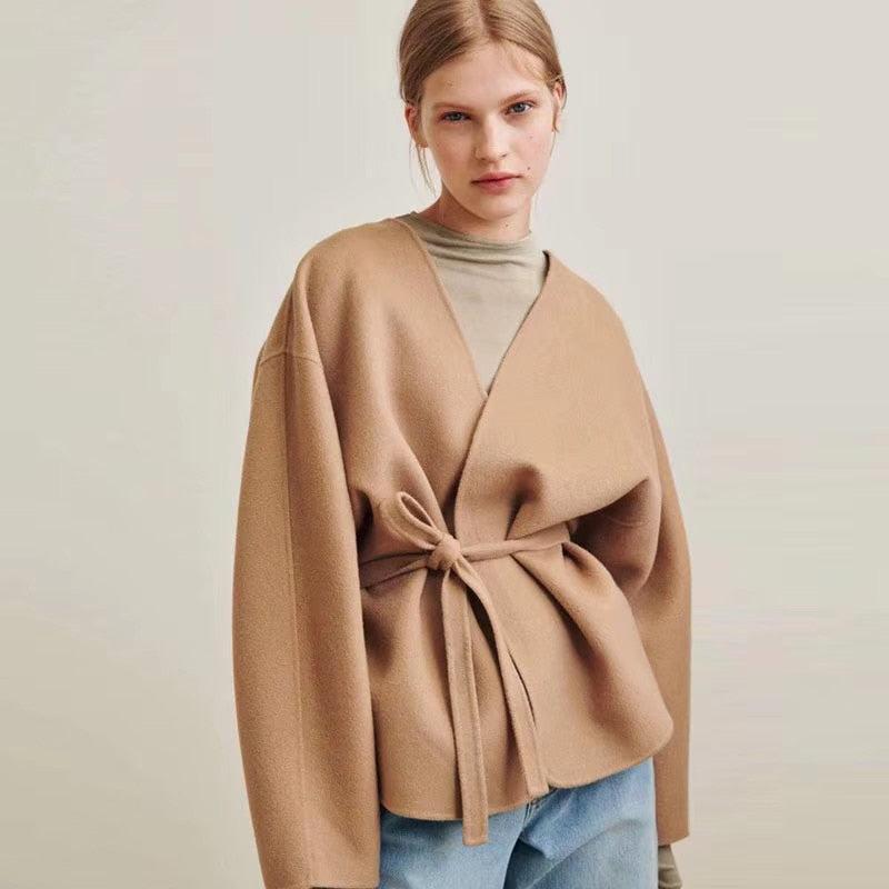 Veste kimono beige en laine cachemire, coupe fluide ceinturée pour femme