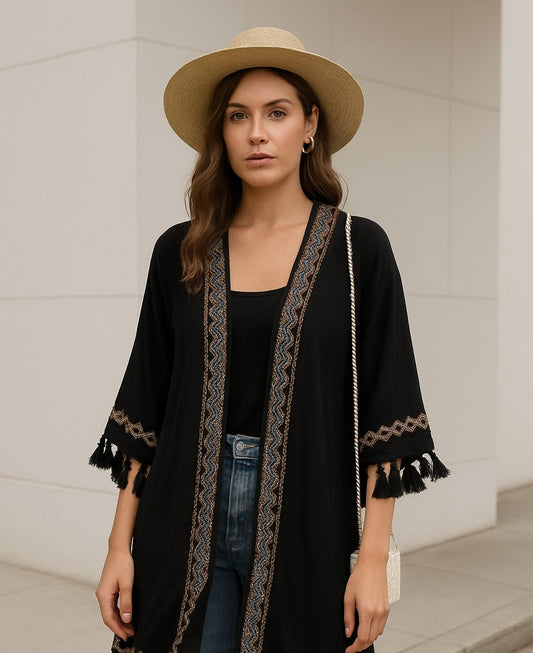 Kimono long fluide noir brodé style ethnique, motifs géométriques et franges.